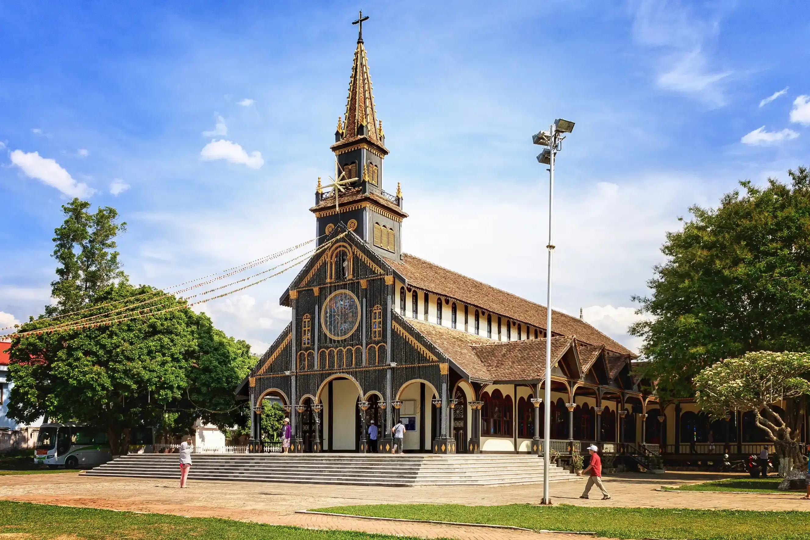 Việt Nam: Miền Trung - Tp. Hồ Chí Minh - Măng Đen - Ngã 3 Đông Dương - Cửa Khẩu Bờ Y - Kon Tum - Gia Lai